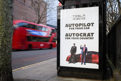 Affiches des guérilleros urbains dans un chapiteau de bus londonien où il se lit 