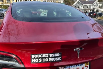 Un utilisateur de Concord (USA) regarde une phrase contre le fondateur de Tesla. 