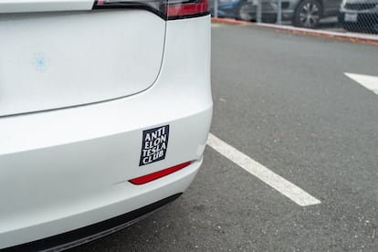"Anti-Elon Tesla Club", explique cet adhésif dans le véhicule d'un utilisateur de Californie (États-Unis).