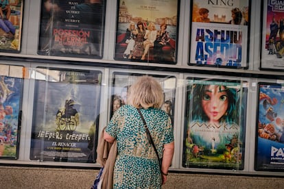 Une femme observe les cinémas des cinémas galicine Ponte Vella, le 15 mai 2023, à Ohisen.