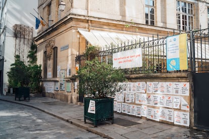 Affiches contre la fermeture en classe à l'école Vertus à Paris.