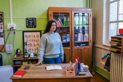 Laura Gédin directrice de l'école Vertus à Paris, dans son bureau.