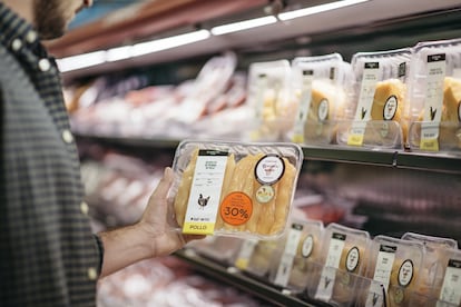 Les produits avec une date proche de l'expiration offraient aux consommateurs dans un supermarché espagnol.