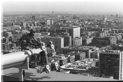 Un travailleur travaille dans le câblage qui prend en charge les plates-formes préparées pour nettoyer les cristaux dans les Towers Kio (1995).