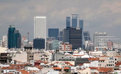 Vue de la région d'Azca, à Madrid, avec le Picasso Torre, la BBVA Tower et les Four Torres (2003).