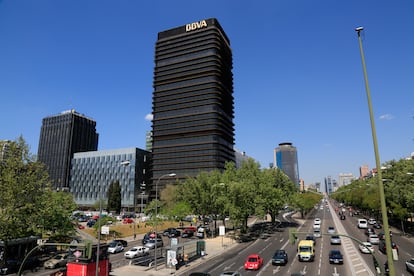 La tour BBVA, sur le Paseo de la Castellana à Madrid, est l'œuvre de l'architecte Javier Sáenz de Oiza et a été déclaré intérêt culturel (BIC).
