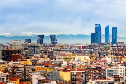 Le point de vue de Madrid depuis le bâtiment Torres Blancas, travail de gratte-ciel de l'architecte Javier Sáenz de Oiza à Madrid. À gauche de l'image, en arrière-plan, les tours Kio (2024) sont visibles.