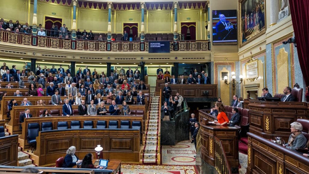 El director del Centro de Coordinación de Emergencias y Alertas Sanitarias (CCAES), Fernando Simón (en el centro), en la tribuna de público del Congreso.