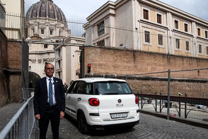 Le véhicule du pape à l'arrivée à la résidence de Santa Marta, ce dimanche à Rome.