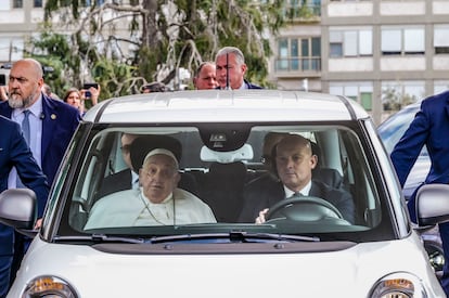 Le pape, dans le véhicule qui l'a déplacé après avoir reçu la sortie de l'hôpital à Rome, ce dimanche.