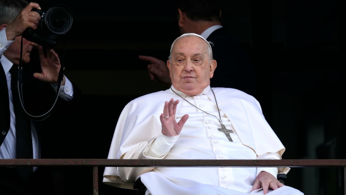 Le pape François réapparaît deux minutes avant les fidèles après 37 jours hospitalisés