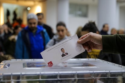 Une personne vote pour Imamoglu dans les primaires du CHP, ce dimanche à Istanbul. 