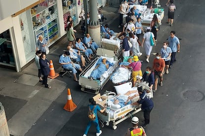 Plusieurs patients d'un hôpital évacué après les Seisis, ce vendredi à Bangkok.