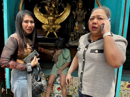 Plusieurs personnes recouvertes de poussière après le tremblement de terre dans une rue de Bangkok, ce vendredi.