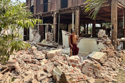 Un moine bouddhiste marche parmi les décombres d'un monastère endommagé après le tremblement de terre à Naypyitaw (Myanmar), ce vendredi.