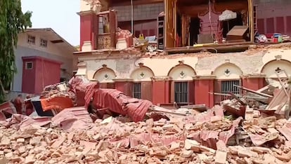   Un temple s'est effondré après un tremblement de terre à Mandalay (Myanmar).