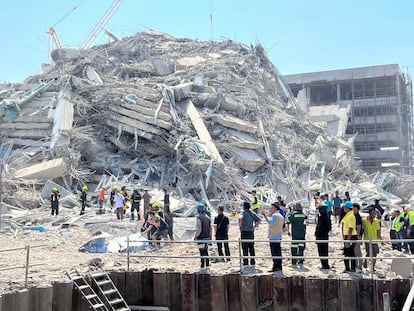 Le personnel d'urgence travaille à côté des décombres d'un bâtiment effondré après le tremblement de terre à Bangkok, ce vendredi. 