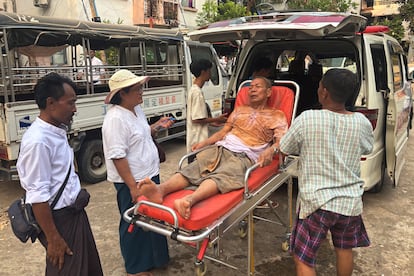 Un blessé dans le tremblement de terre reçoit une assistance médicale, ce vendredi à Naypyitaw (Myanmar).
