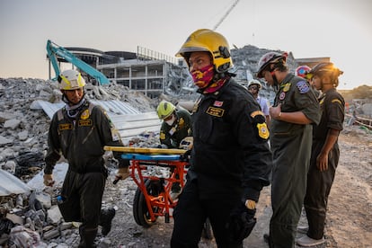 Une équipe de sauvetage travaille après l'effondrement d'un bâtiment en construction après le tremblement de terre à Bangkok.