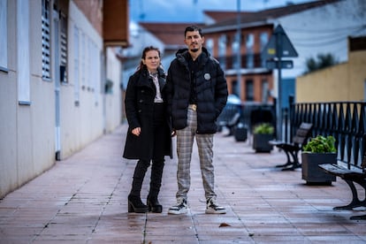 Rocío et Abdelali Billi, dans une rue de Gerindote (Toledo). 