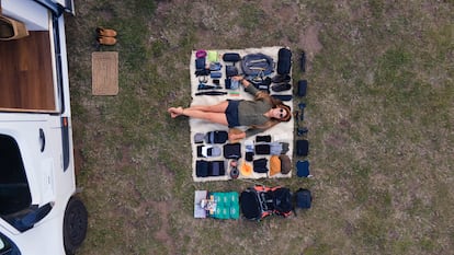 Alejandra Ramírez avec son équipement de voyage à Port Douglas (Australie).