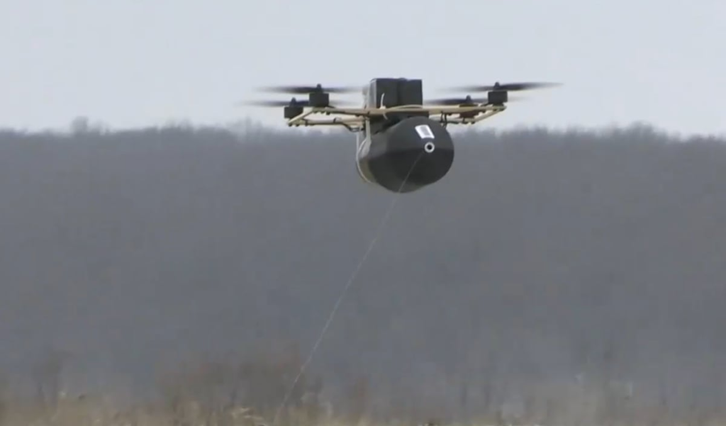 Mando de un piloto de dron ruso con conexión de fibra óptica, el pasado 20 de febrero en Járkov.