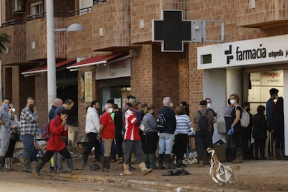 Des dizaines de personnes font la queue dans une pharmacie de Paiporta, après le Dana octobre, 2024.