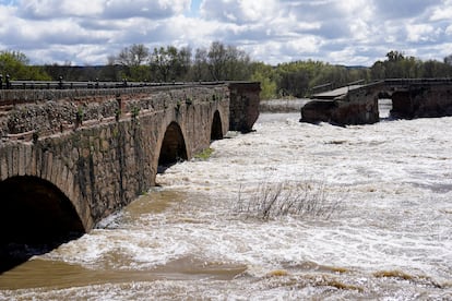 La vue du pont romain s'est effondrée après le flot de la rivière Tajo, ce dimanche. 
