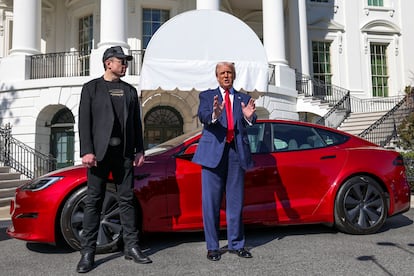 Le président des États-Unis, Donald Trump, montre plusieurs véhicules Tesla à la Maison Blanche à côté du fondateur de la marque, Elon Musk, mardi dernier. 