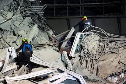 Les équipes de sauvetage travaillent pour trouver l'effondrement de l'effondrement d'un Scarthes en construction, à Bagkok.