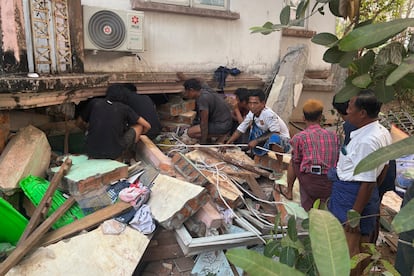 Plusieurs bénévoles recherchent des survivants près d'un bâtiment endommagé, à Naypyitaw (Myanmar).