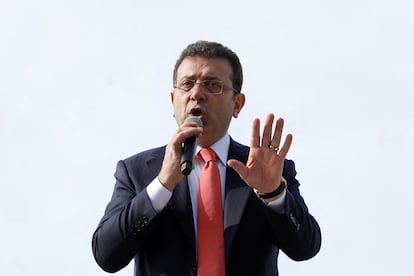 Ekrem Imamogu s'adresse à ses partisans à Istanbul après avoir fait une déclaration devant un juge le 31 janvier.