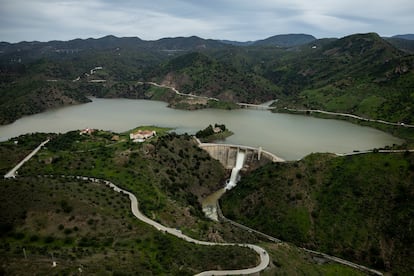 Vue aérienne du réservoir de Casasola, dans la municipalité d'Almogía (Málaga),