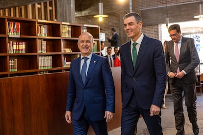 Le président du gouvernement, Pedro Sánchez, accompagné du recteur de l'UNED, Ricardo Mairaral, ce lundi à l'acte de soutien à l'Université publique de Madrid.