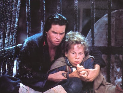 Val Kilmer (à gauche) et Warwick Davis, dans une scène «Willow» (1988).