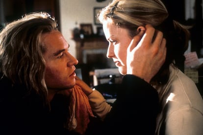 Photogramme de «El Santo» (1997), avec Val Kilmer et Elisabeth Shue.