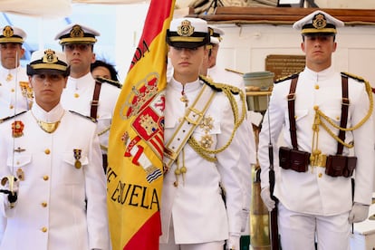La princesse Leonor porte le drapeau national lors du jura du drapeau à bord du navire scolaire «Juan Sebastián Elcano», le 7 mars.