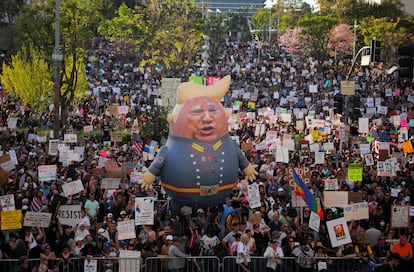 Un ballon avec la figure de Donald Trump flotte sur ceux qui assistent à la manifestation de Los Angeles.