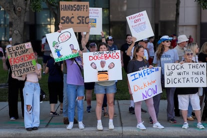 Des manifestants devant le tribunal du comté de Palm Beach en Floride.