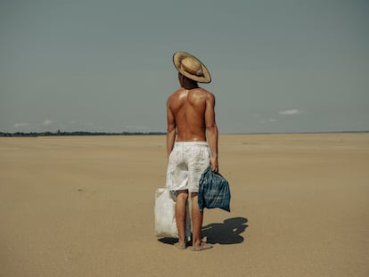 Cordeiro Freitas aide sa mère à prendre de la nourriture du point où les navires font à la communauté des pêcheurs de Paracapuru, marchant près de 2 kilomètres sous le soleil.