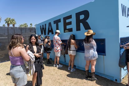 Les participants du Festival Coachella, en Indian (Californie), ils remplissent leurs bouteilles d'eau en position de températures élevées, le vendredi 11.