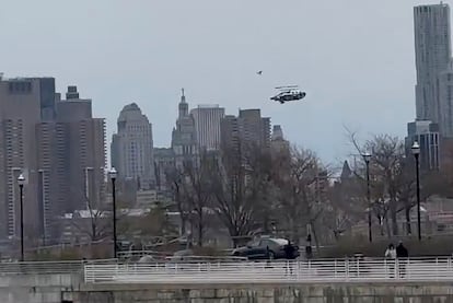 Moment de la chute de l'hélicoptère à la rivière Hudson, jeudi.
