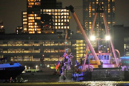 Le personnel d'urgence de New York, lors de la rescousse des victimes d'hier sur la rivière Hudson. Seulement l'Italie et l'Espagne