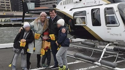 L'espagnol Agustín Escobar Cañadas, directeur de Siemens, son épouse, Mercè Camprubí Montal, également directive dans cette entreprise, et leurs trois enfants, sont photographiés avant de gravir l'hélicoptère.