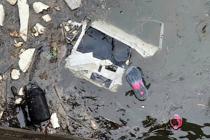 Le fuselage reste flottant sur la rivière Hudson, jeudi.