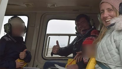 L'espagnol Agustín Escobar Cañadas, directeur de Siemens, son épouse, Mercè Camprubí Montal, également directive dans cette entreprise, et leurs trois enfants, ont été photographiés pendant le vol avant de subir l'accident.
