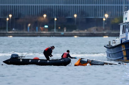 Le personnel d'urgence travaille à la place de l'accident d'hélicoptère sur la rivière Hudson, jeudi.