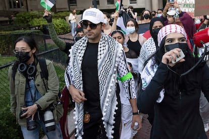 Mohsen Mahdawi (centre), lors d'une manifestation proportionnelle à l'Université Columbia, en 2023.