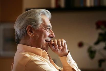 Vargas Llosa, chez lui à Madrid, en 2006.