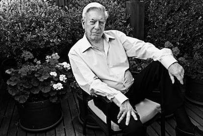 L'écrivain Mario Vargas Llosa, sur la terrasse de sa maison à Madrid de l'Australie, en septembre 2013.